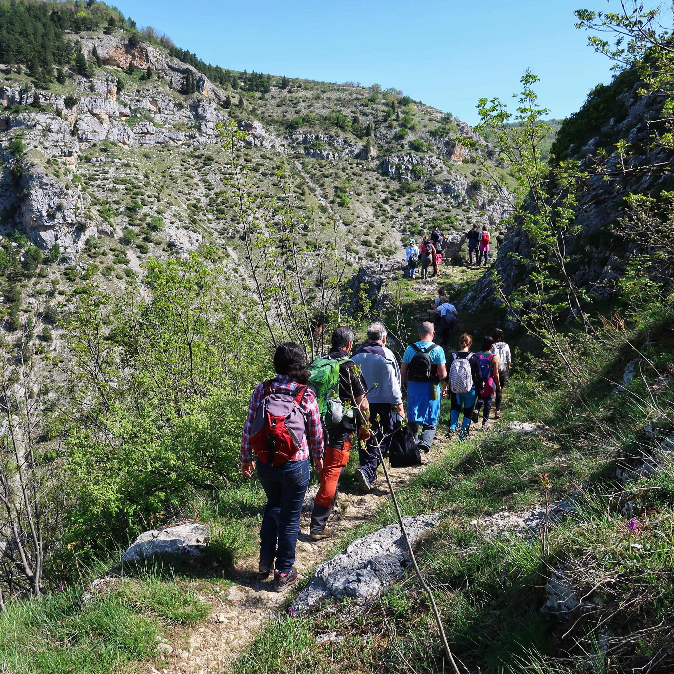 Escursionisti a primavera in Abruzzo sulla Maiella