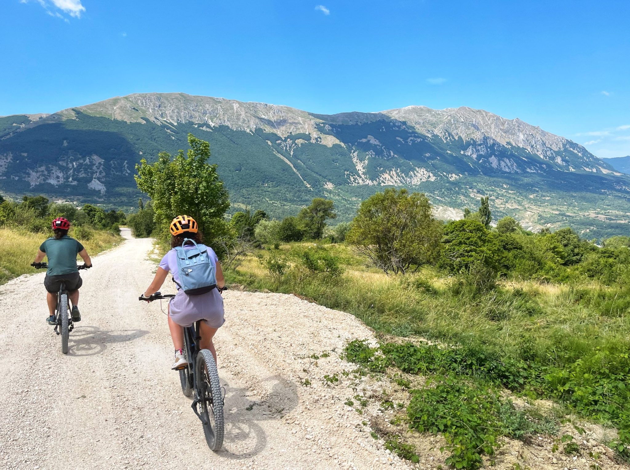 Gruppo in e-bike con vista sul Morrone, in Abruzzo